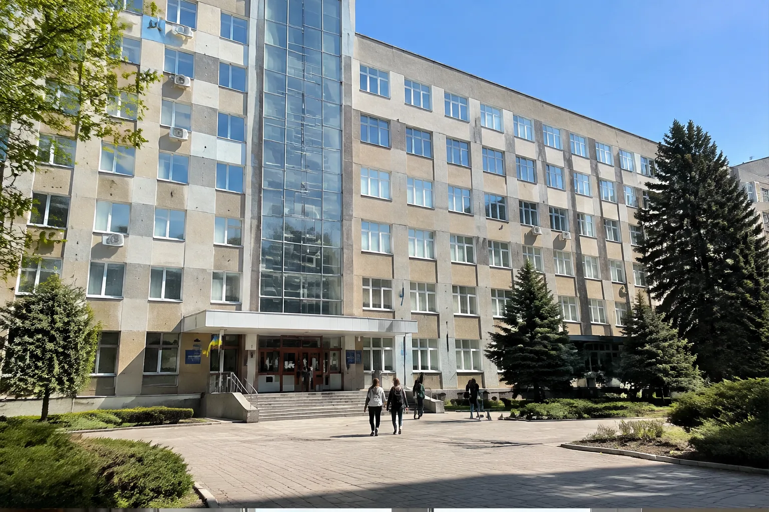 Университет и общежитие: защита стекла в аудиториях и на лестницах