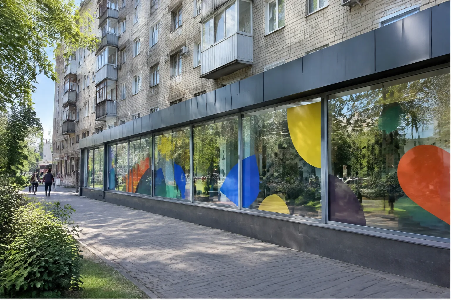 Вітрина магазину: захисна плівка і реклама на одному склі