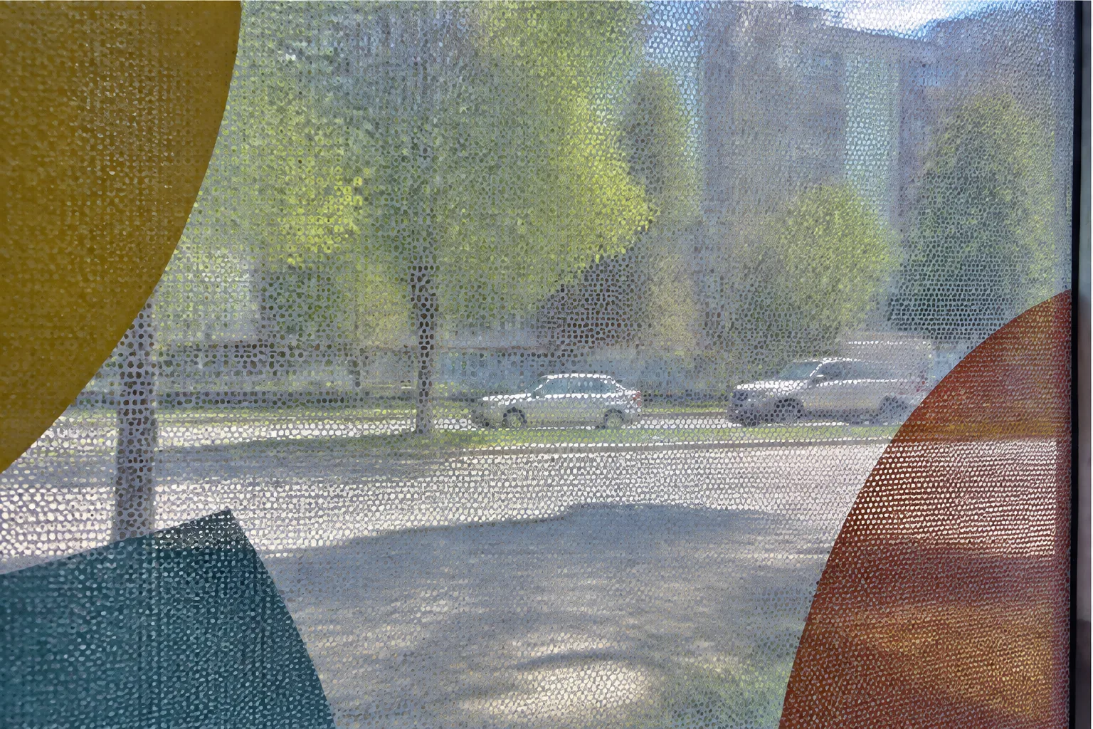 Перфорована плівка One Way Vision зсередини: крізь дрібні отвори видно вулицю