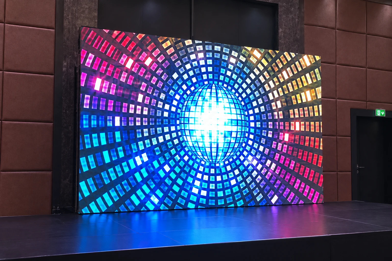 Внутрішній LED-екран на сцені з яскравою анімацією