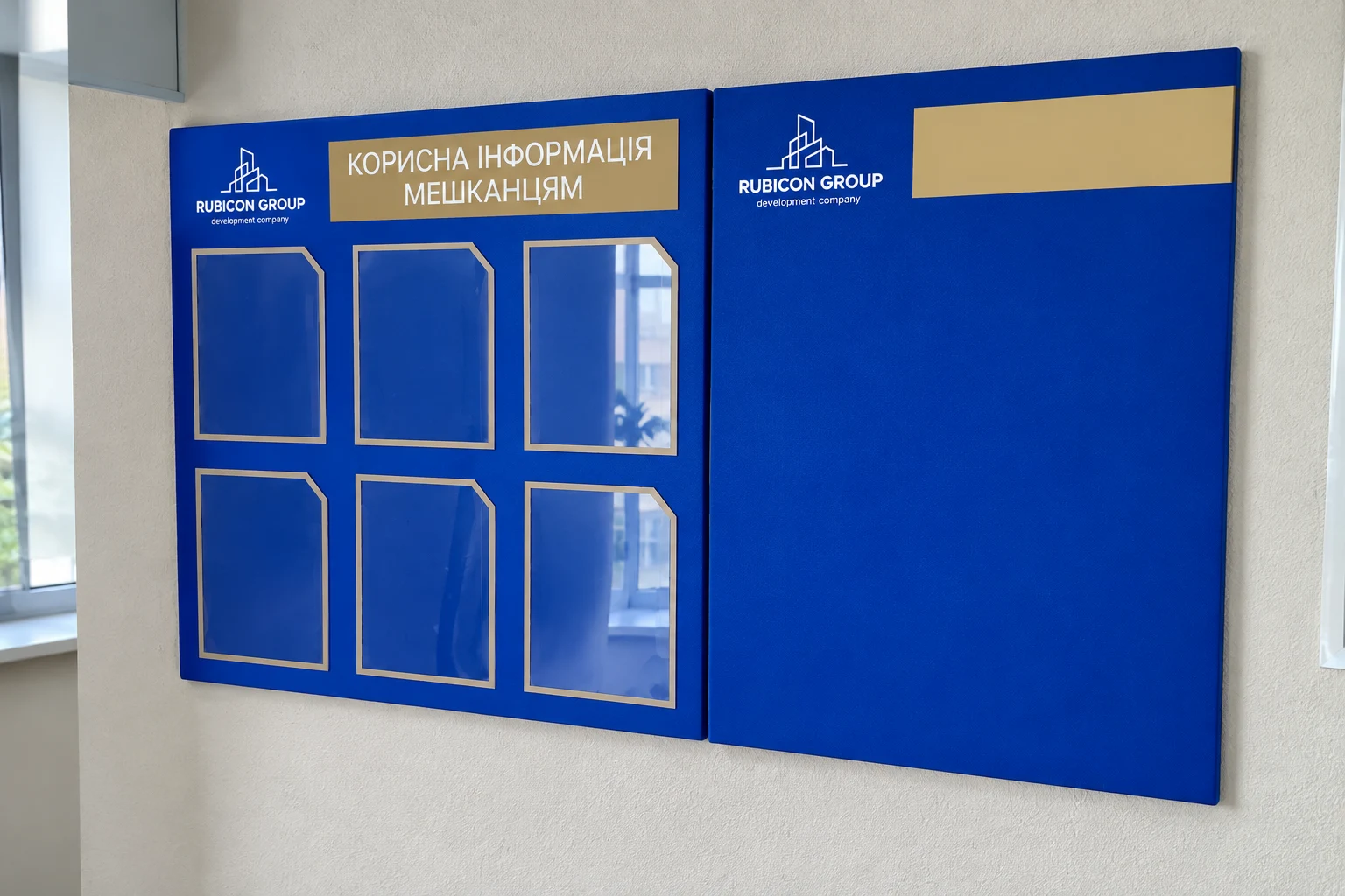 Інфо-стенд з кишенями A4 на стіні, синій