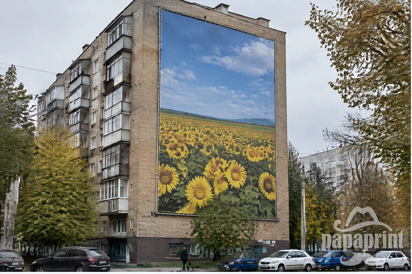 Візуалізація: брандмауер із соняшниковим полем на торці багатоповерхового будинку
