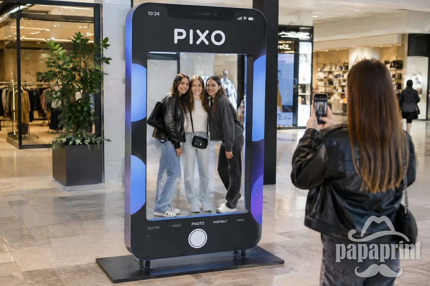 Концепт: Фотозона у формі рамки смартфона