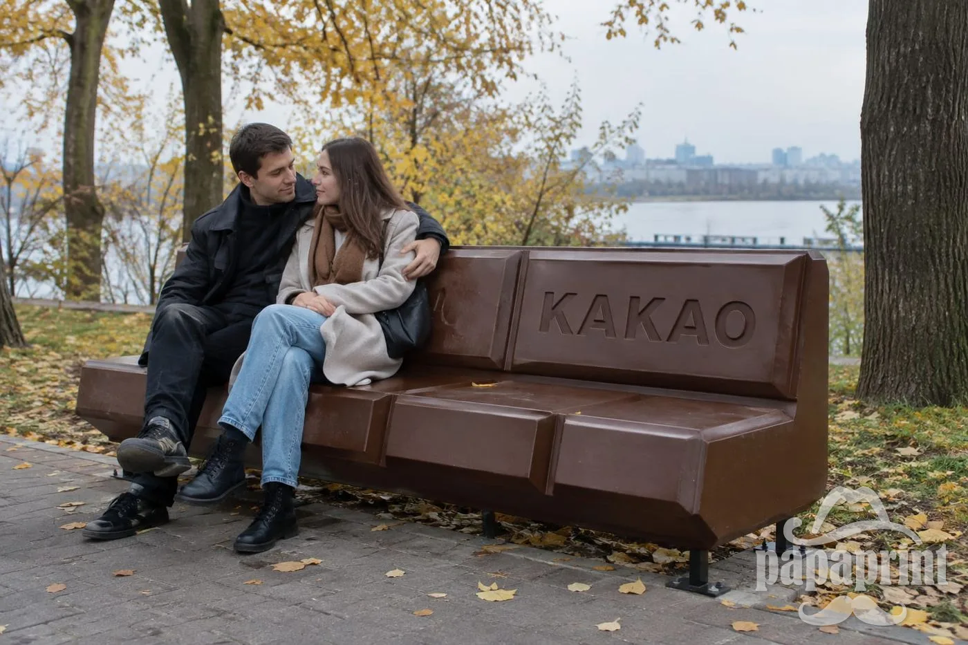 Концепт: Лавка у формі шоколадки в парку